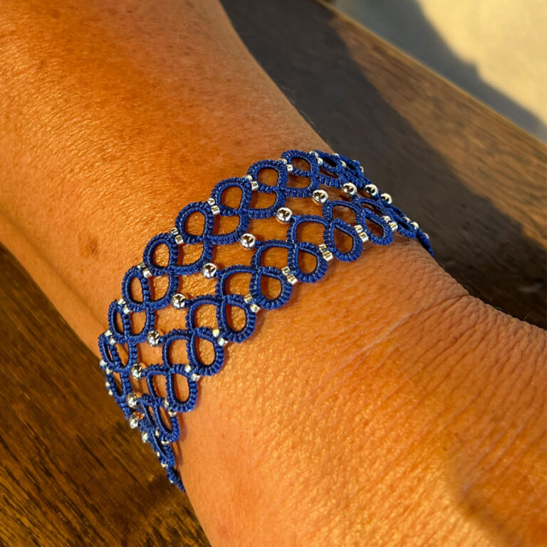 Armband Irene auf der Hand