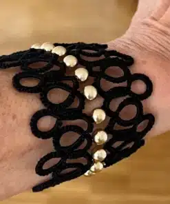 Armband Autumn breit schwarz gold getragen quer