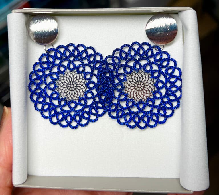 Ohrringe Rosalie in metallic blau im Detail