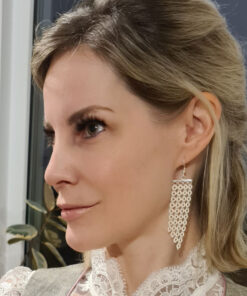 Ohrringe Pride kurz in creme an Kerstin Reitterer im Detail