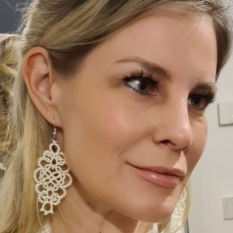 Ohrringe Shimmer in creme an Kerstin Reitterer im Detail