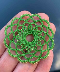 Ohrring Mandala in metallic grün im Detail