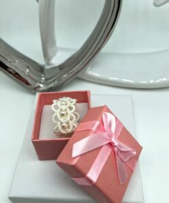 Ring Sophia in creme in der Schachtel