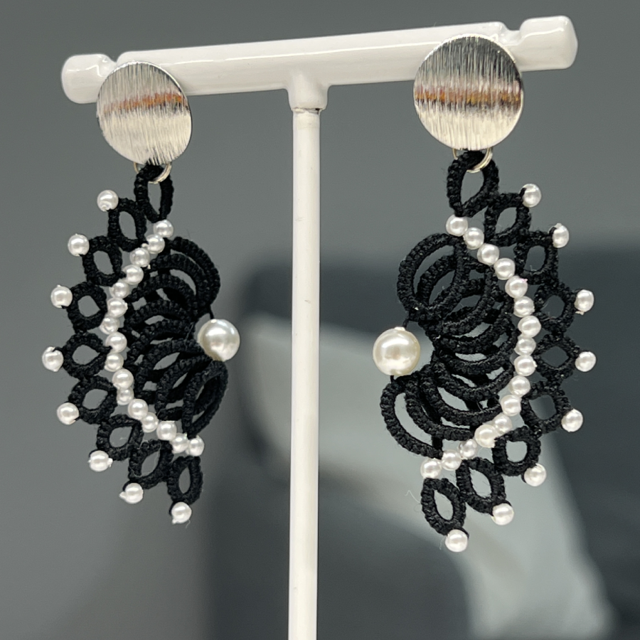 Ohrringe Halbmond in schwarz mit weißen Perlen von LovemadeCrafts