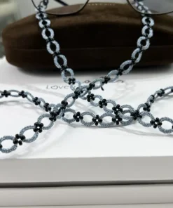 Brillenkette Gloria in stahlblau im Detail
