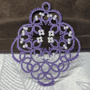 Ohrringe LaPerla in flieder weiß mit kleinen lila Perlen von LovemadeCrafts