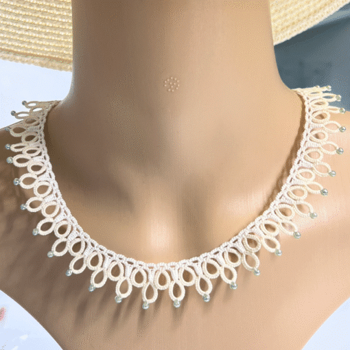 Halskette Autumn in creme-weiss mit hellgrünen Perlen von LovemadeCrafts