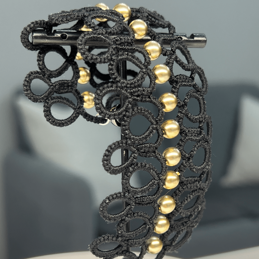 handgemachtes Armband Autumn in schwarz mit goldenen Perlen von lovemadecrafts